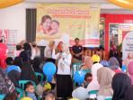 HPK-1000-Kepala-UPTD-Puskesmas-Ngasem-dr-Ria-Rohmatul-Karimah-pegang-mic-sa.jpg