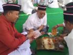 Refleksikan Kesahajaan Santri Di HSN, Bupati Situbondo Ikut Makan Nasi Gulung Rame-Rame