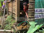 Hendri-saat-Mengaduk-Kotoran-Sapi-yang-Sudah-Tercampur-Air-Sebelum.jpg