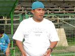 Heri-Dul-sebagai-Pelatih-Persebaya-U-17-saat-mimpin-latihan.jpg