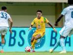 IMBANG-Pemain-Persebaya-Gali-Freitas-menguasai-bola-dikawal-d.jpg