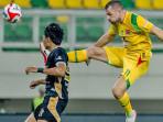 IMBANG-Striker-Persebaya-Surabaya-Mihailo-Perovic-berduel-da.jpg