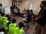 Razia Malam, Polrestabes Surabaya Ciduk 8 Pemuda Terindikasi Konsumsi Sabu untuk Tawuran