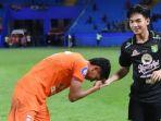 Ikhsan-Nul-Zikrak-bersalaman-dengan-M-Iqbal-usai-pertandingan.jpg