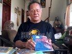 JFX-Hoery-menunjukkan-buku-Rembulan-Kasepen.jpg
