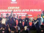 Jajaran-KPU-Jatim-saat-menerima-piagam-penghargaan-dari-MURI.jpg