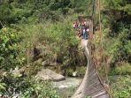 Jembatan-gantung-di-Kecamatan-Rindingallo-Toraja-Utara-putus.jpg