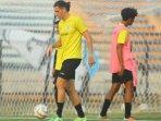 Jonny-Campbell-dalam-satu-latihan-sebelum-Stadion-Surajaya-dibongkar.jpg