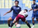 KABAR-GRESIK-UNITED-Aksi-pemain-Gresik-United-biru-melawan-pemain.jpg
