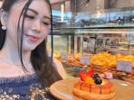 KAFE-DI-SURABAYA-Pengunjung-memesan-salah-satu-menu-pastry-di-BrownBear-B.jpg