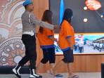 KASUS-NARKOBA-Polisi-menunjukkan-dua-cewek-tersangka-penyelundupan-narkoba.jpg
