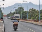 KEMBALI-DIBUKA-Kendaraan-melintasi-Jembatan-Semampir-Jembat.jpg
