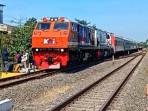 Warga Dibuat Nostalgia saat Parade Kareta Livery Vintage 2025 Melintas di Stasiun Mojokerto