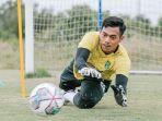 KIper-persebaya-Andhika-Ramadhani-beraksi.jpg