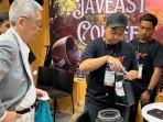 KOPI-LOKAL-Salah-satu-pengunjung-mencicipi-Javeast-Coffee-dala.jpg