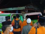 KORBAN-BERTAMBAH-Anggota-BPBD-Sampang-saat-menurunkan-salah-je.jpg