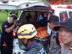 KORBAN-KEDUA-Ambulans-yang-membawa-jenazah-korban.jpg