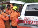 KORBAN-LONGSOR-Jenazah-salah-satu-korban-tanah-longsor-di.jpg