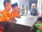 KORBAN-RERUNTUHAN-BPBD-Sampang-saat-mengantarkan-salah-s.jpg