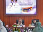 KULINER-HALAL-Wali-Kota-Mojokerto-Ika-Puspitasari-ketika-berdialog-d.jpg