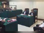 Kades-Sukamakmur-Sofyan-Hadi-saat-sidang-kasus-penganiayaan-LC.jpg