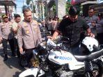 Kapolres-Tulungagung-AKBP-Muhammad-Taat-Resdi-memeriksa-kendaraan-operasional.jpg