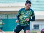 Kapten-Persela-Tony-Sucipto-saat-menjalani-latihan-bersama-tim.jpg
