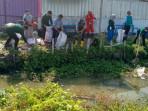 Kegiatan-bersih-bersih-sampah-di-sekitar-Sungai-Manyar-Sidomukti.jpg