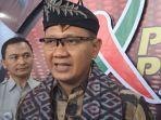 Kepala-Dindik-Jatim-Aries-Agung-Paewai-saat-menggalang-dana-bantuan.jpg