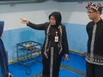 Kepala-Dinkes-Bojonegoro-Ninik-Susmiati-sidak-dapur-SPPG-7102025.jpg