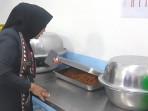 Kepala-Dinkes-Bojonegoro-Ninik-Susmiati-sidak-dapur-SPPG.jpg