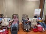 Ketua-Pengda-IPPAT-Kabupaten-Gresik-Raditya-Eko-Hartanto-meninjau-donor-darah.jpg