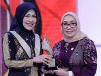 Ketua-TP-PKK-Jember-Ghyta-Eka-Puspita-menerima-Anugerah-Puspa-Bangsa.jpg
