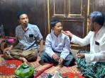 Kiai-Hannan-memberikan-suapan-nasi-kepada-Alfatih.jpg