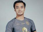 Kiper-Persebaya-Surabaya-Ernando-Ari-mendapat-pujian-di-Liga-1-2022-2023.jpg