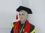 Kisah-Bu-Guru-Ngaji-Jadi-Wisudawan-Terbaik-UNMUH-Bangka-Belitung-Dulu-Cari-Sinyal-agar-Bisa-Kuliah.jpg