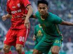 Koko-Ari-saat-membela-Persebaya-Surabaya-lawan-Persis-Solo.jpg