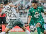 Koko-Ari-saat-menghadang-Ricky-Fajrin-di-laga-Persebaya-vs-Bali-United.jpg