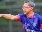 LATIHAN-Pelatih-Persela-Lamongan-Aji-Santoso-saat-memimpin-lati.jpg
