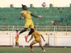 LATIHAN-Pemain-Madura-United-menjalani-sesi-latihan-tim-di-Stadion-Gelo.jpg