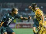 Leo-Lelis-saat-mengawal-Majed-Osman-di-laga-Persebaya-vs-Dewa-United.jpg