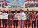 Listyo-Sigit-Prabowo-bersama-Agus-Subianto-melakukan-penanaman-jagung-si-sidoarjo.jpg