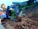 Longsor-tutup-jalur-Pacet-Mojokerto.jpg