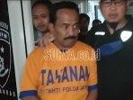 M-Samanhudi-Anwar-kaus-tahanan-Polda-Jatim-warna-oranye.jpg