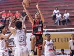 MENANG-Aksi-Christian-Hubert-Savero-saat-tim-basket-putra-SMA-Xin-Zh.jpg