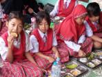 MENIKMATI-MBG-Para-siswa-di-SDN-03-Rejoagung-Kecamatan-Kedungwaru-Kab.jpg