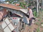 MOBIL-TABRAK-WARUNG-Polisi-saat-mendatangi-lokasi-kecelakaan-di-Jal.jpg