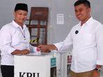 Mas-Ibin-saat-mencoblos-Pilkada-Blitar-2024.jpg