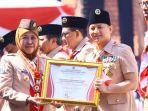 Mas-Ipin-dapat-penghargaan-dari-Gubernur-Khofifagh-di-Hari-Pramuke-ke-62.jpg