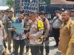 Masyarakat-Protes-Jalan-Rusak-di-Desa-Pandean.jpg